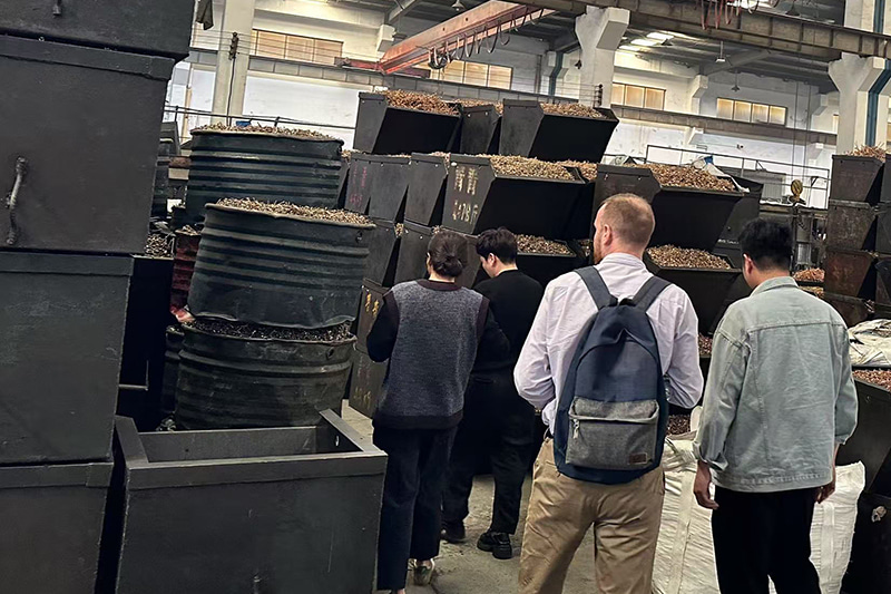 Klanten komen de fabriek bezoeken